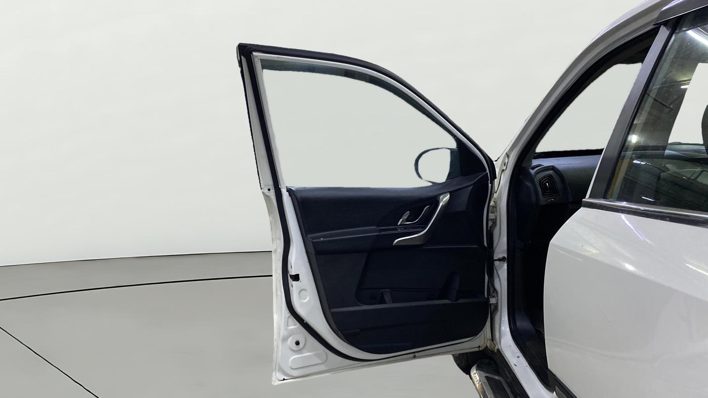 2019 Mahindra XUV500 W9, Diesel, Manual, 77,303 km, LHS Front Door
