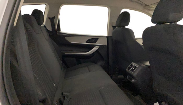 2022 Mahindra XUV700 AX 3 P MT 5 STR, Petrol, Manual, 45,328 km, Right Side Rear Door Cabin