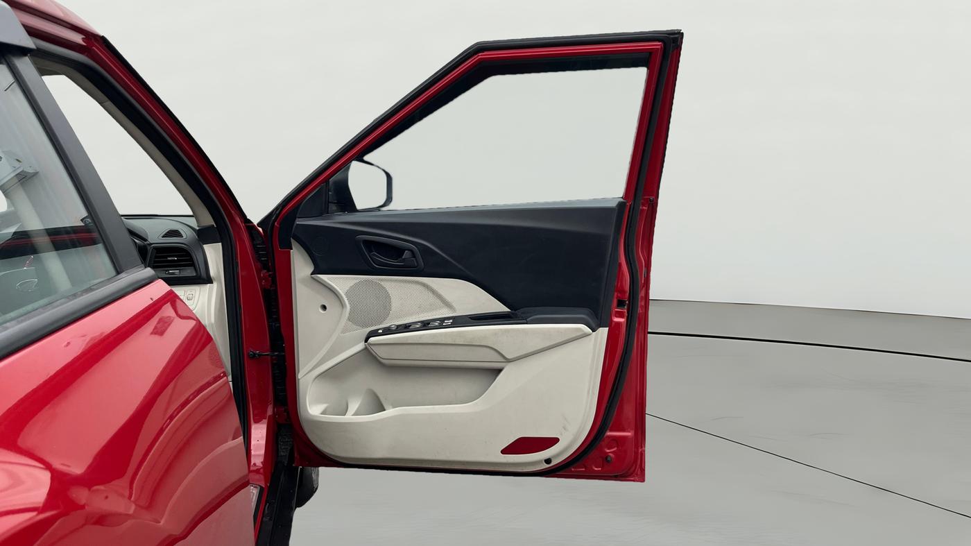 2022 Mahindra XUV300 W6 1.5 Diesel, Diesel, Manual, 72,136 km, RHS Front Door