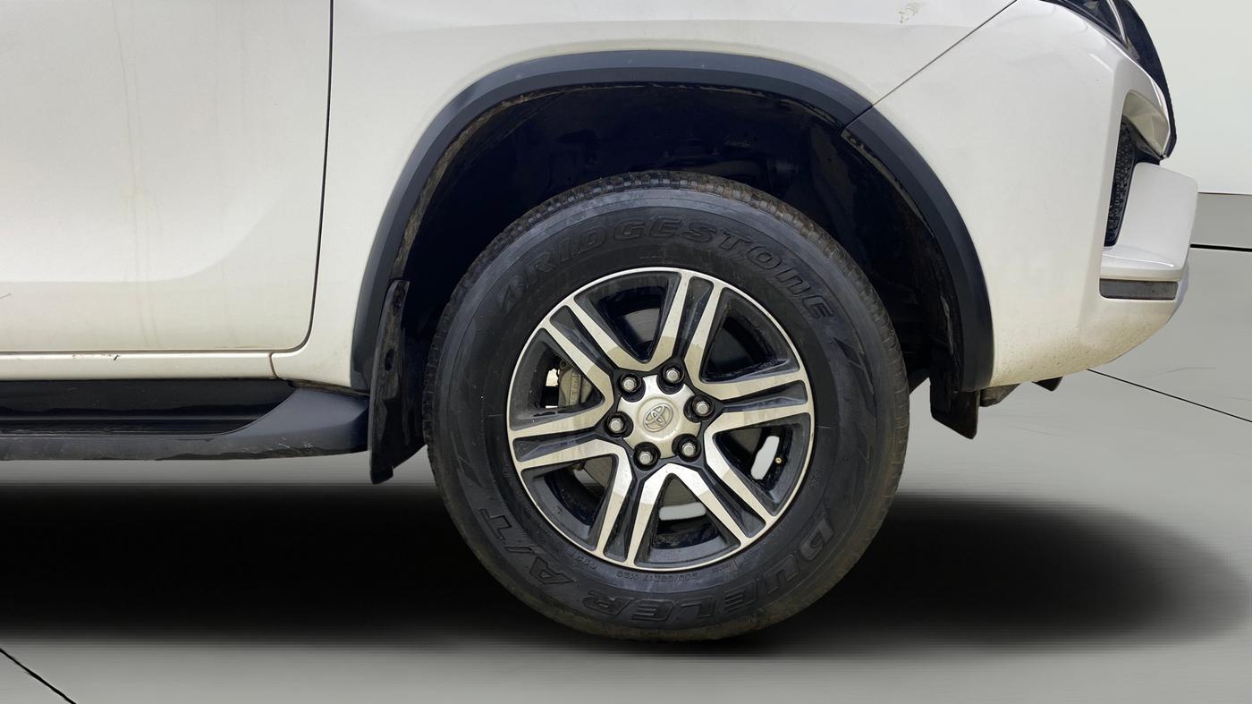2023 Toyota Fortuner 4X2 AT 2.8 DIESEL, Diesel, Automatic, 50,235 km, Right Front Wheel