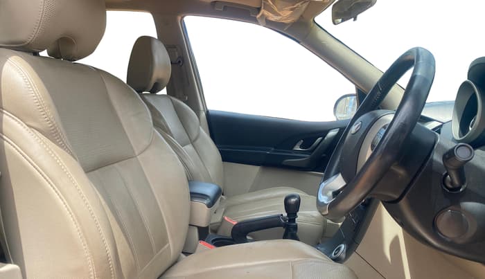 2015 Mahindra XUV500 W10, Diesel, Manual, 80,870 km, Right Side Front Door Cabin