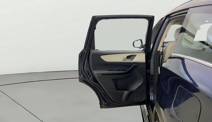 2021 Mahindra XUV700 AX 7 LUXURY P AT 7 STR, Petrol, Automatic, 73,781 km, LHS Rear Door