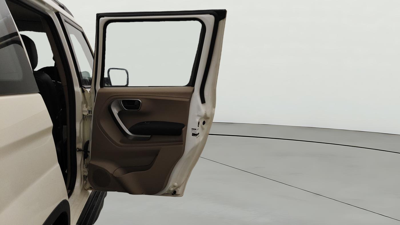 2019 Mahindra TUV300 T10, Diesel, Manual, 27,583 km, RHS Rear Door