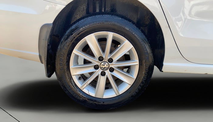 2017 Volkswagen Vento HIGHLINE PETROL AT, Petrol, Automatic, 86,755 km, Right Rear Wheel