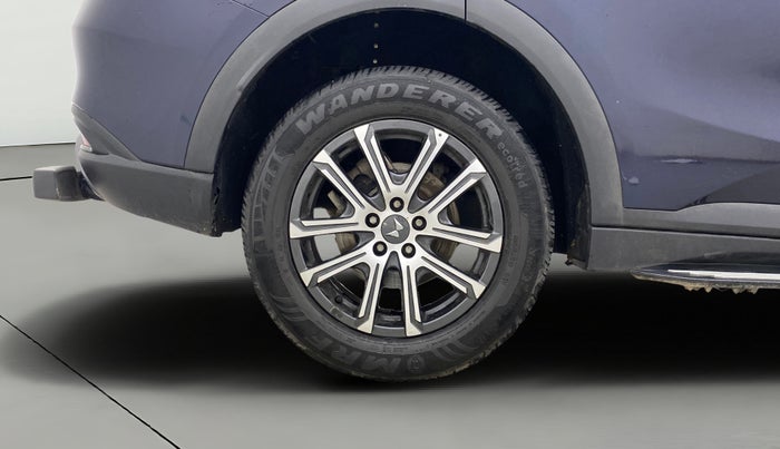 2021 Mahindra XUV700 AX 7 P AT 7 STR, Petrol, Automatic, 31,113 km, Right Rear Wheel
