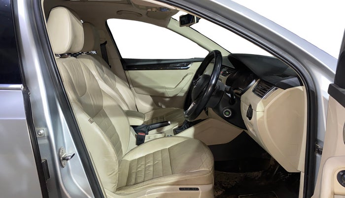 2016 Skoda Octavia STYLE PLUS AT 1.8 TSI, Petrol, Automatic, 58,090 km, Right Side Front Door Cabin