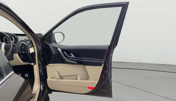 2016 Mahindra XUV500 W10 AWD AT, Diesel, Automatic, 91,250 km, RHS Front Door