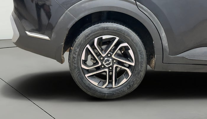 2023 KIA CARENS PRESTIGE PLUS 1.5 PETROL IMT 7 STR, Petrol, Manual, 48,381 km, Right Rear Wheel