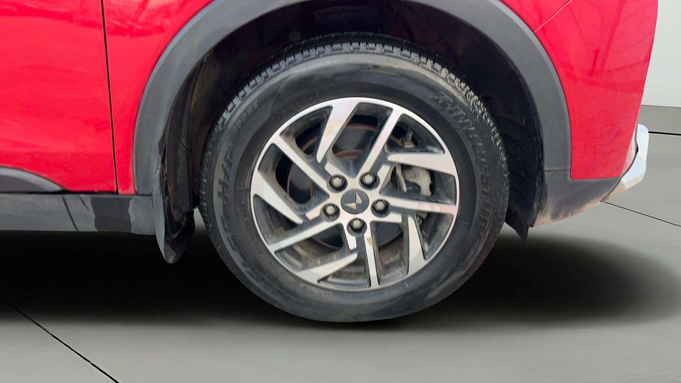 2024 Mahindra XUV300 W8 (O) 1.2 PETROL AMT, Petrol, Automatic, 20,844 km, Right Front Wheel