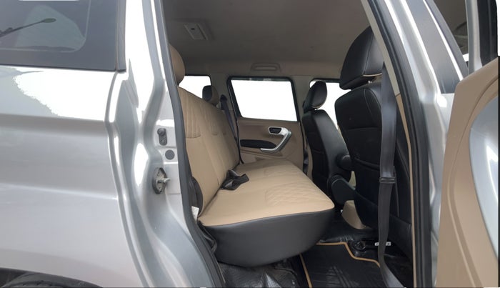 2017 Mahindra TUV300 T10, Diesel, Manual, 1,16,846 km, Right Side Rear Door Cabin