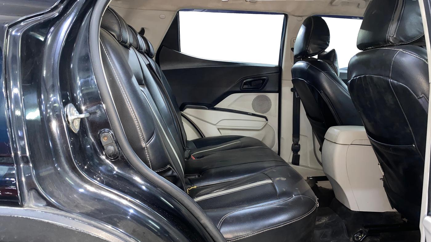 2020 Mahindra XUV300 W6 1.2 PETROL, Petrol, Manual, 83,760 km, Right Side Rear Door Cabin