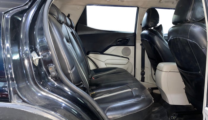 2020 Mahindra XUV300 W6 1.2 PETROL, Petrol, Manual, 83,760 km, Right Side Rear Door Cabin