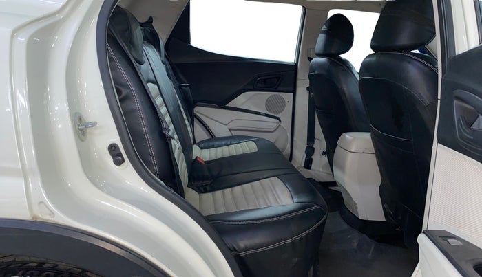 2022 Mahindra XUV300 W6 1.5 DIESEL AMT, Diesel, Automatic, 24,304 km, Right Side Rear Door Cabin