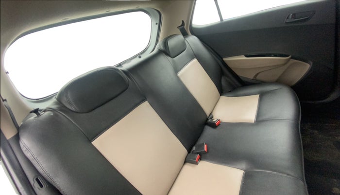 2016 Hyundai Grand i10 MAGNA AT 1.2 KAPPA VTVT, Petrol, Automatic, 64,815 km, Right Side Rear Door Cabin