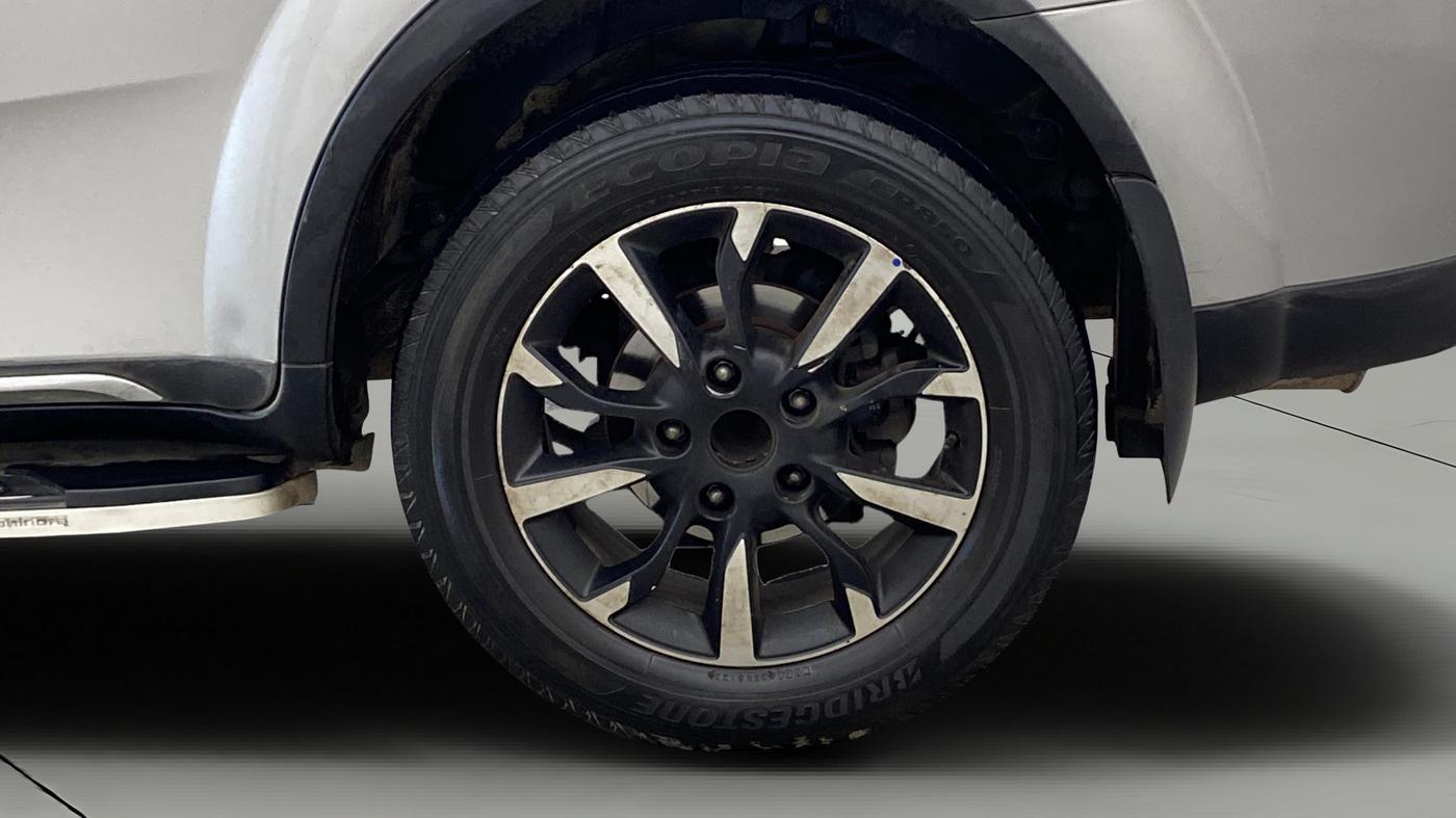 2020 Mahindra XUV500 W11 AT, Diesel, Automatic, 1,40,338 km, Left Rear Wheel