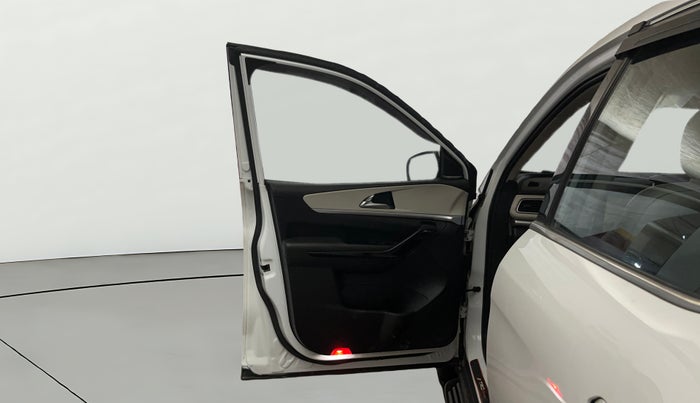 2022 Mahindra XUV700 AX 7 LUXURY D MT 7 STR, Diesel, Manual, 48,333 km, LHS Front Door