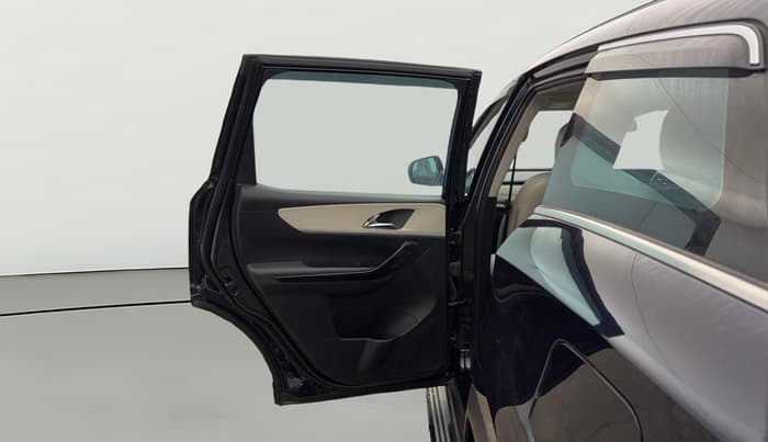 2023 Mahindra XUV700 AX 7 LUXURY D MT 7 STR, Diesel, Manual, 34,049 km, LHS Rear Door