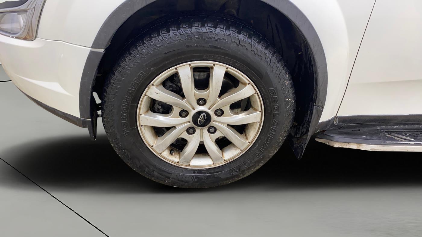 2016 Mahindra XUV500 W10 AT, Diesel, Automatic, 1,22,669 km, Left Front Wheel