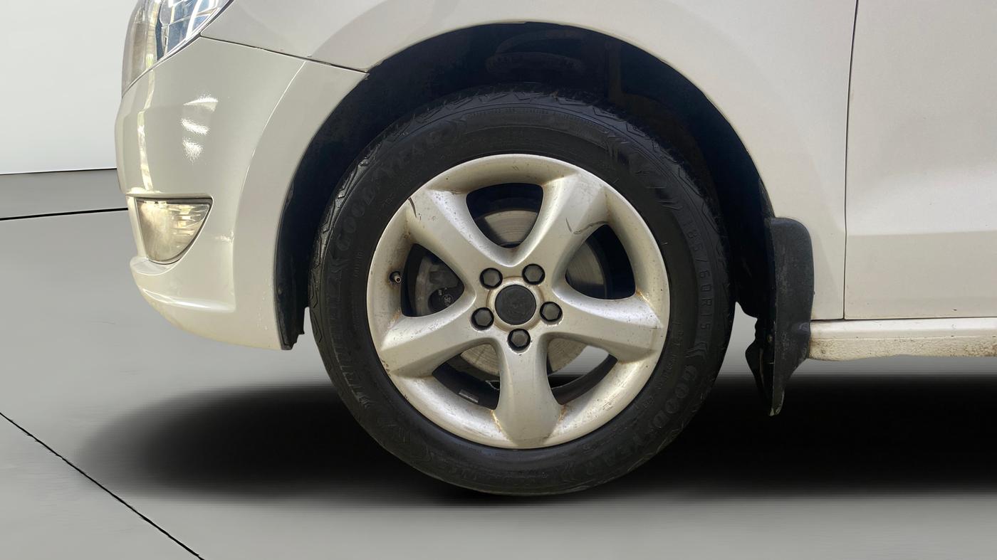 2014 Skoda Rapid AMBITION 1.6 MPI AT PLUS, Petrol, Automatic, 50,687 km, Left Front Wheel