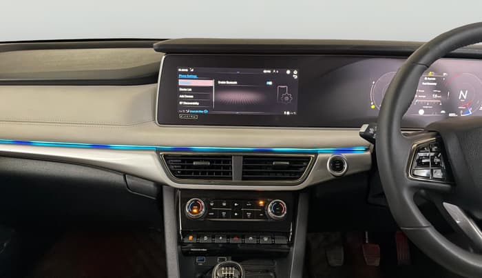 2025 Mahindra XUV700 AX 7 P MT 7 STR, Petrol, Manual, 6,361 km, Air Conditioner