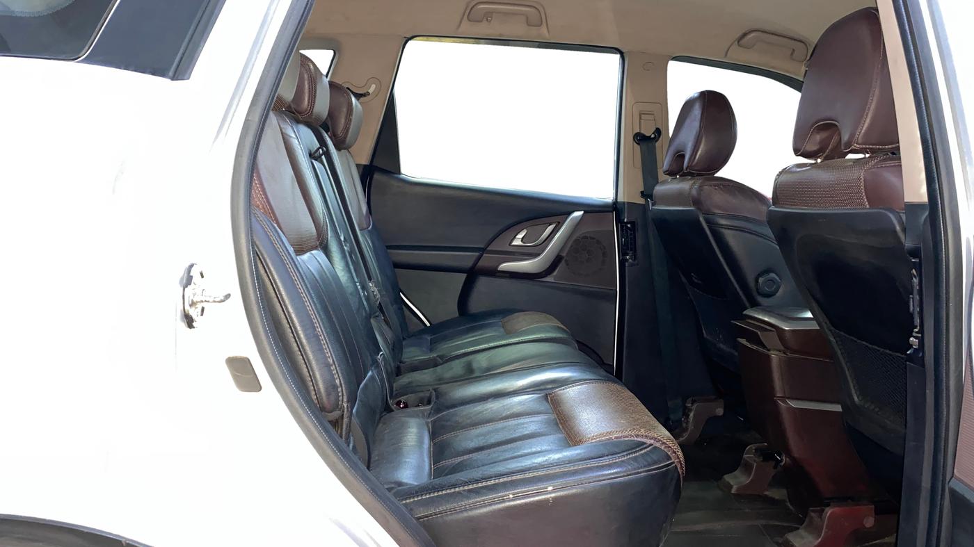 2014 Mahindra XUV500 W8, Diesel, Manual, 59,982 km, Right Side Rear Door Cabin