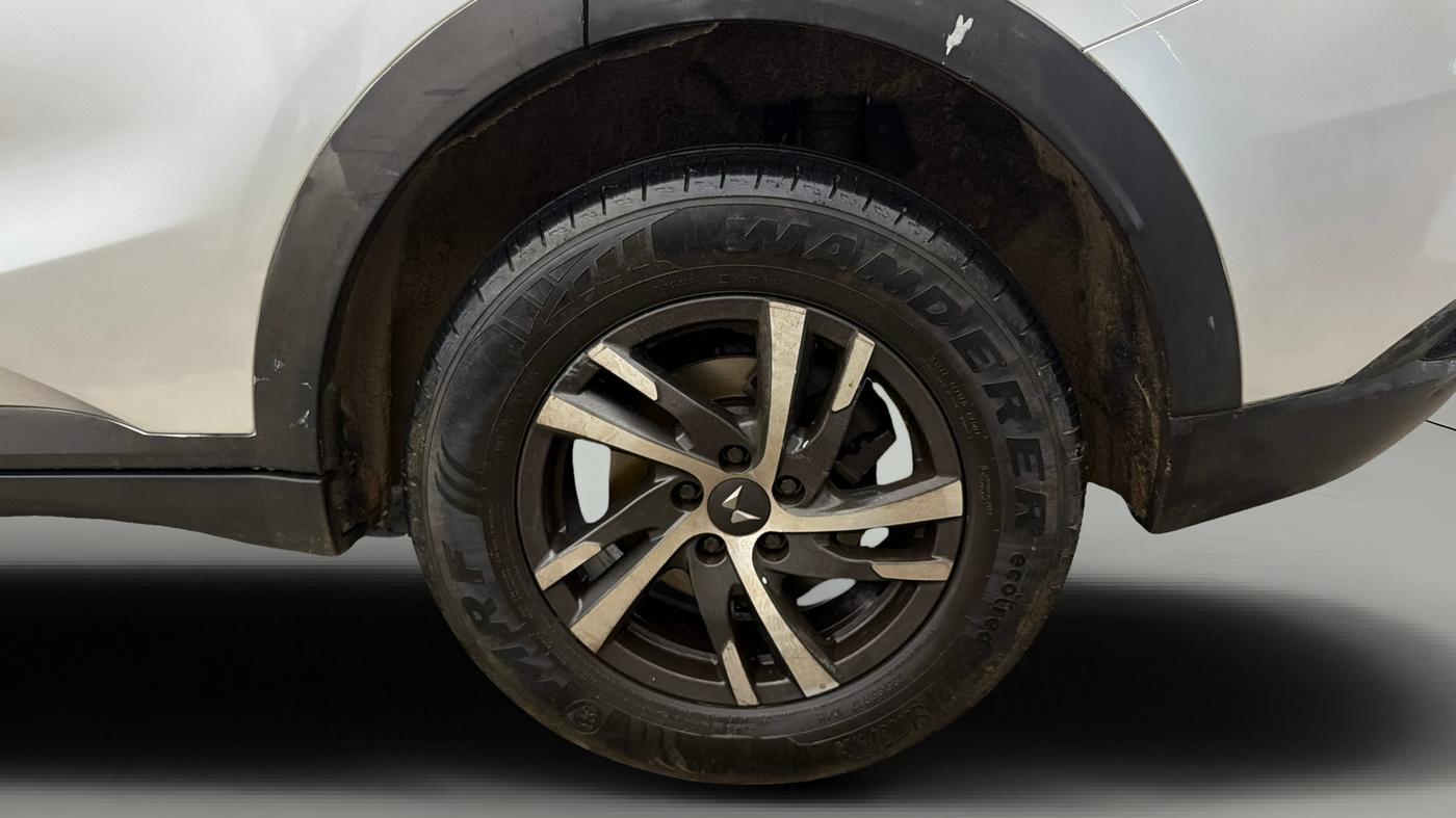 2022 Mahindra XUV700 AX 5 P AT 5 STR, Petrol, Automatic, 34,431 km, Left Rear Wheel