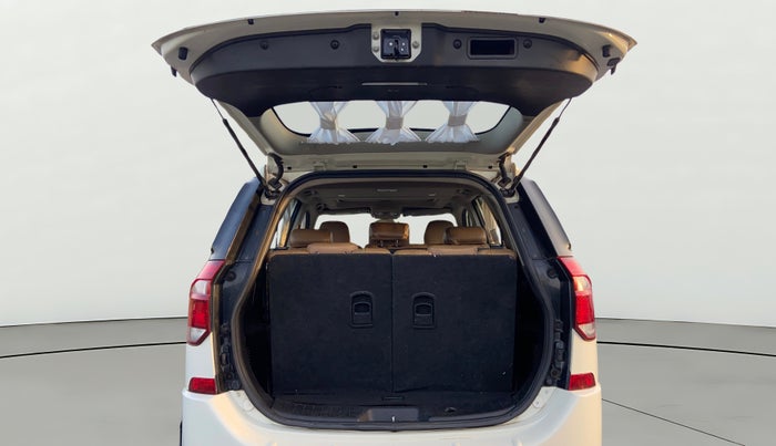 2018 Mahindra XUV500 W11 AT, Diesel, Automatic, 1,03,757 km, Boot Door Open