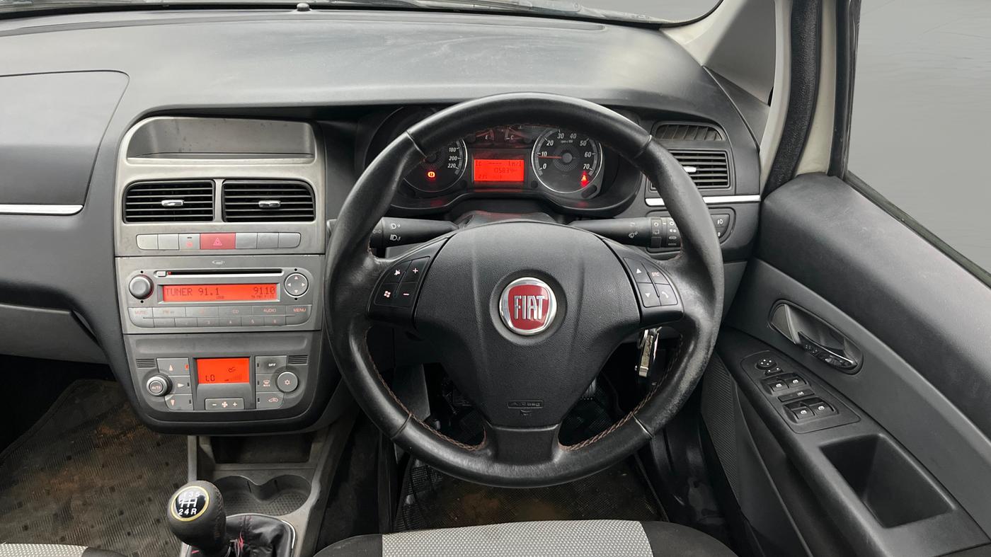 2013 Fiat Grand Punto Emotion 1.3, Diesel, Manual, 1,05,831 km, Steering Wheel Close Up