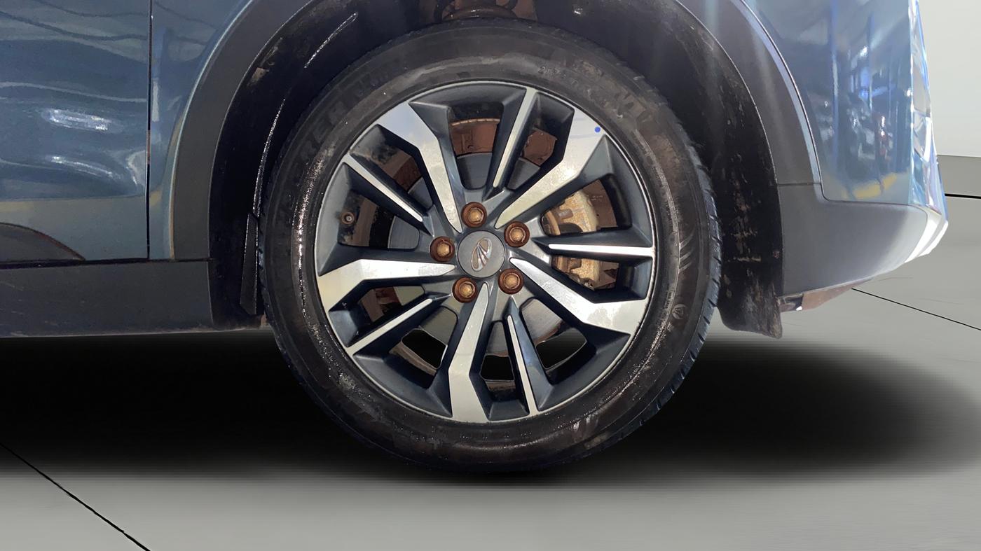2021 Mahindra XUV300 W8 (O) 1.5 DIESEL AMT DUAL TONE, Diesel, Automatic, 43,432 km, Right Front Wheel