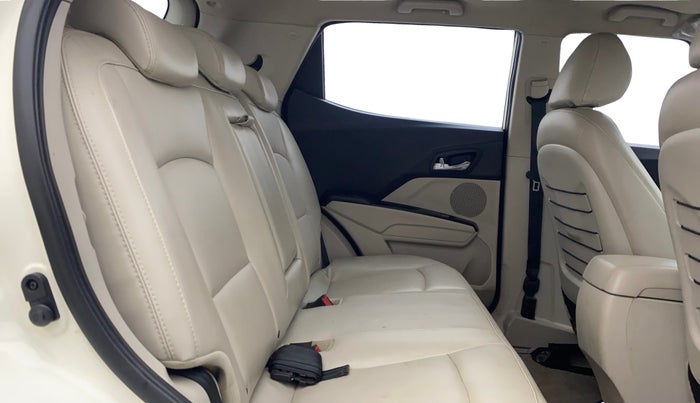 2022 Mahindra XUV300 W8 (O) 1.2 PETROL AMT, Petrol, Automatic, 30,355 km, Right Side Rear Door Cabin