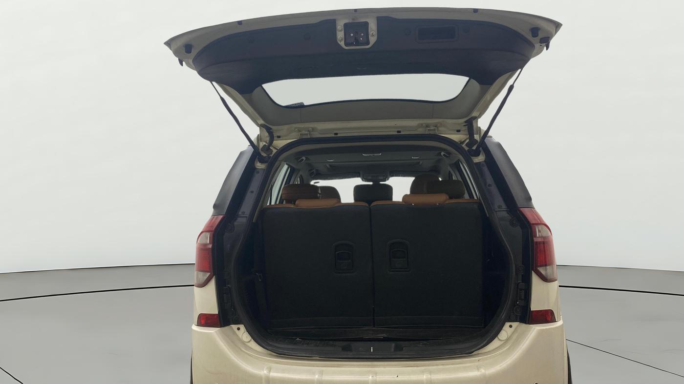 2020 Mahindra XUV500 W9 AT, Diesel, Automatic, 1,21,434 km, Boot Door Open