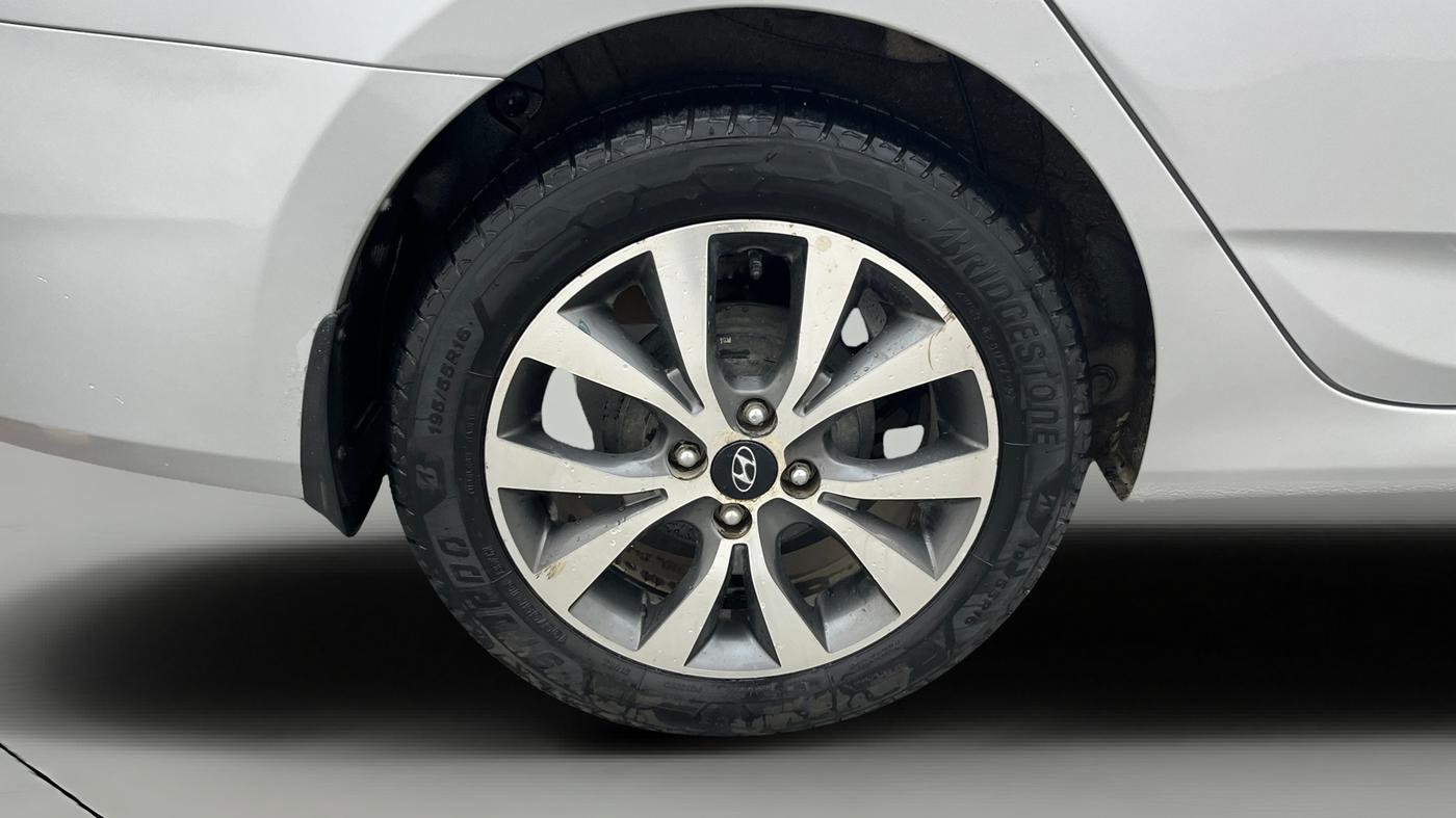 2016 Hyundai Verna 1.6 VTVT SX AT, Petrol, Automatic, 65,239 km, Right Rear Wheel