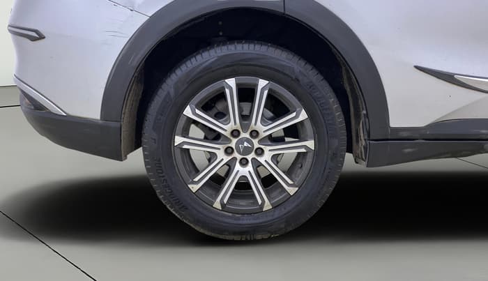 2022 Mahindra XUV700 AX 7 D MT 7 STR, Diesel, Manual, 1,42,388 km, Right Rear Wheel