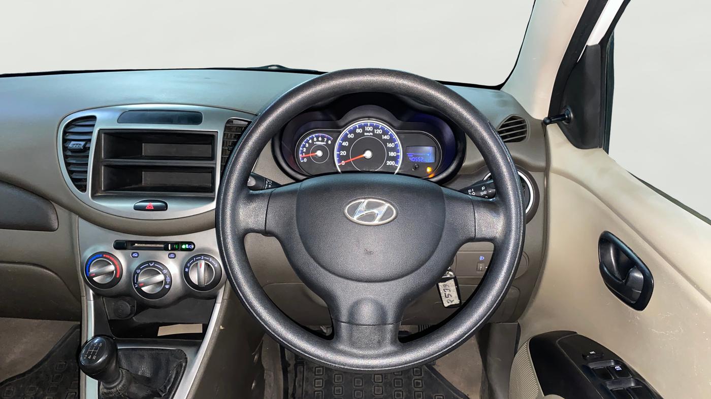 2016 Hyundai i10 MAGNA 1.1, Petrol, Manual, 40,546 km, Steering Wheel Close Up