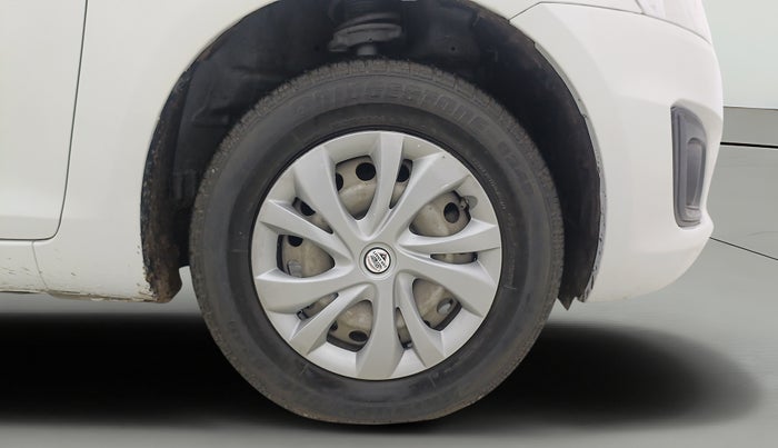 2015 Maruti Swift LXI (O), Petrol, Manual, 32,701 km, Right Front Wheel