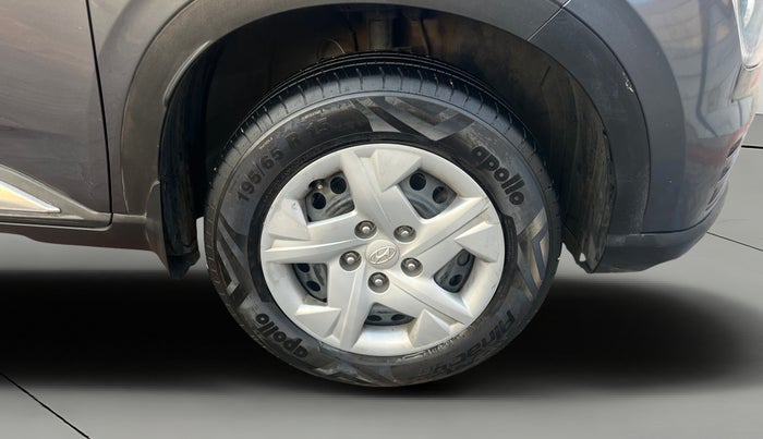 2022 Hyundai VENUE S(O) 1.2, Petrol, Manual, 1,31,745 km, Right Front Wheel