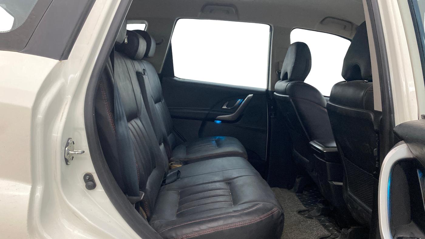 2020 Mahindra XUV500 W7, Diesel, Manual, 62,010 km, Right Side Rear Door Cabin