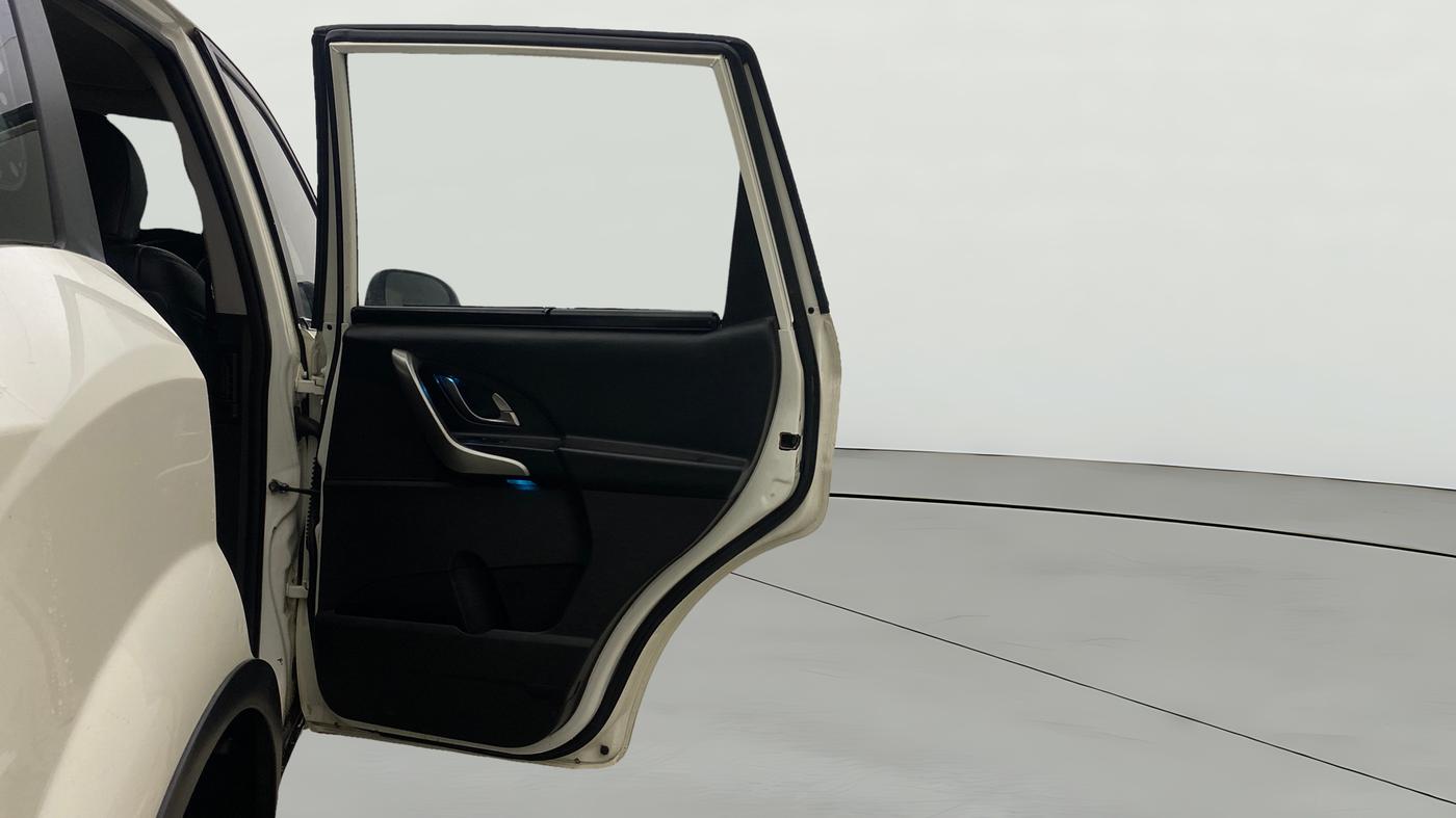 2019 Mahindra XUV500 W7, Diesel, Manual, 1,40,404 km, RHS Rear Door