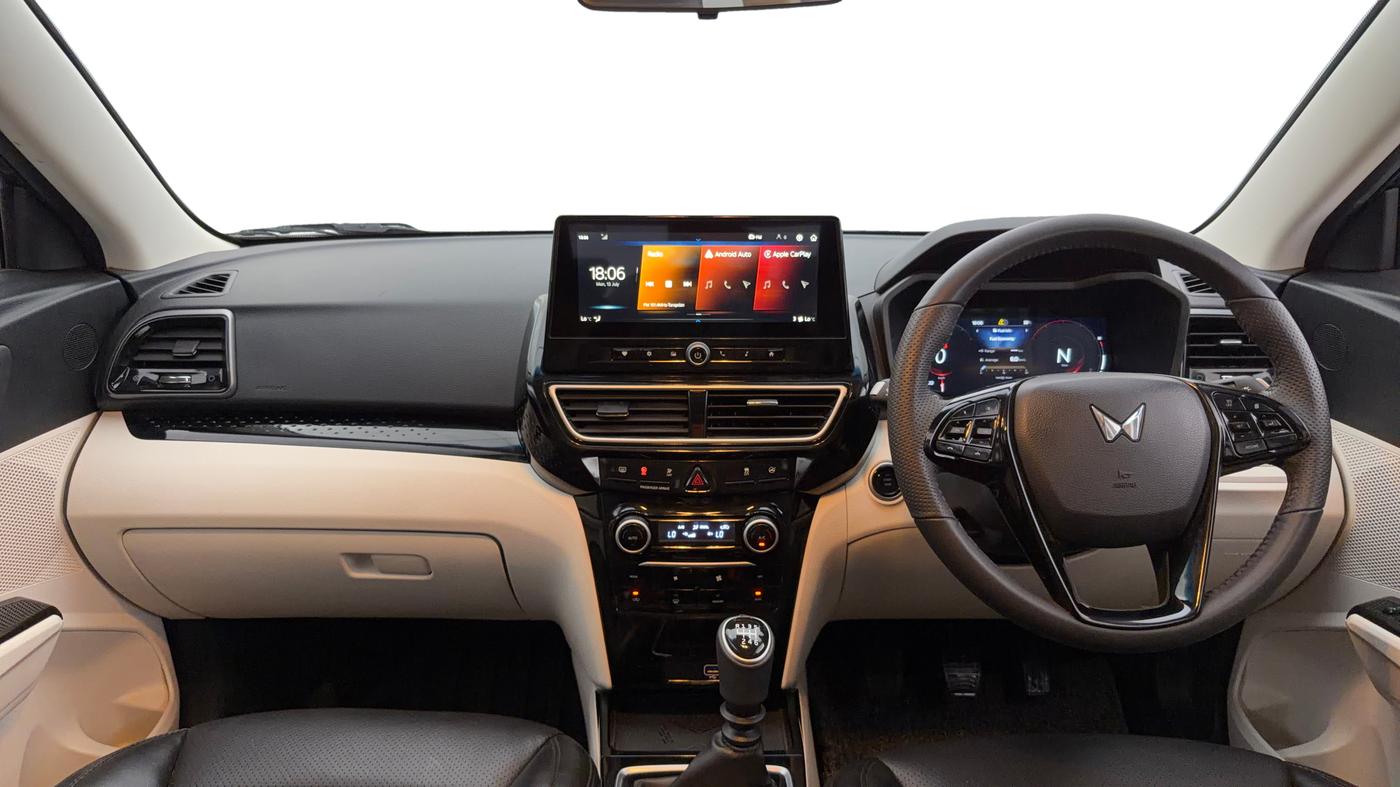 2024 Mahindra XUV 3XO AX5 1.2 L TCMPFi, Petrol, Manual, 8,818 km, Dashboard