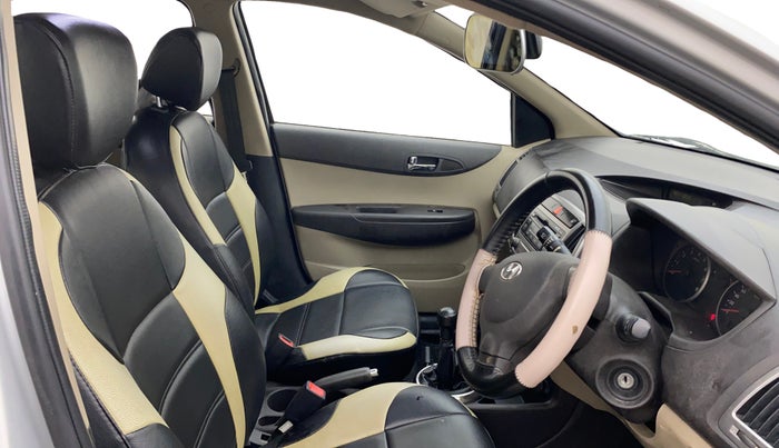 2013 Hyundai i20 MAGNA 1.2, Petrol, Manual, 1,11,877 km, Right Side Front Door Cabin