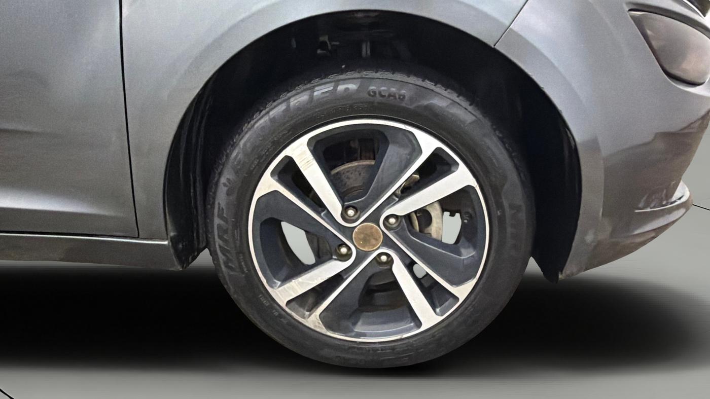 2023 Tata ALTROZ XZA, Petrol, Automatic, 23,796 km, Right Front Wheel