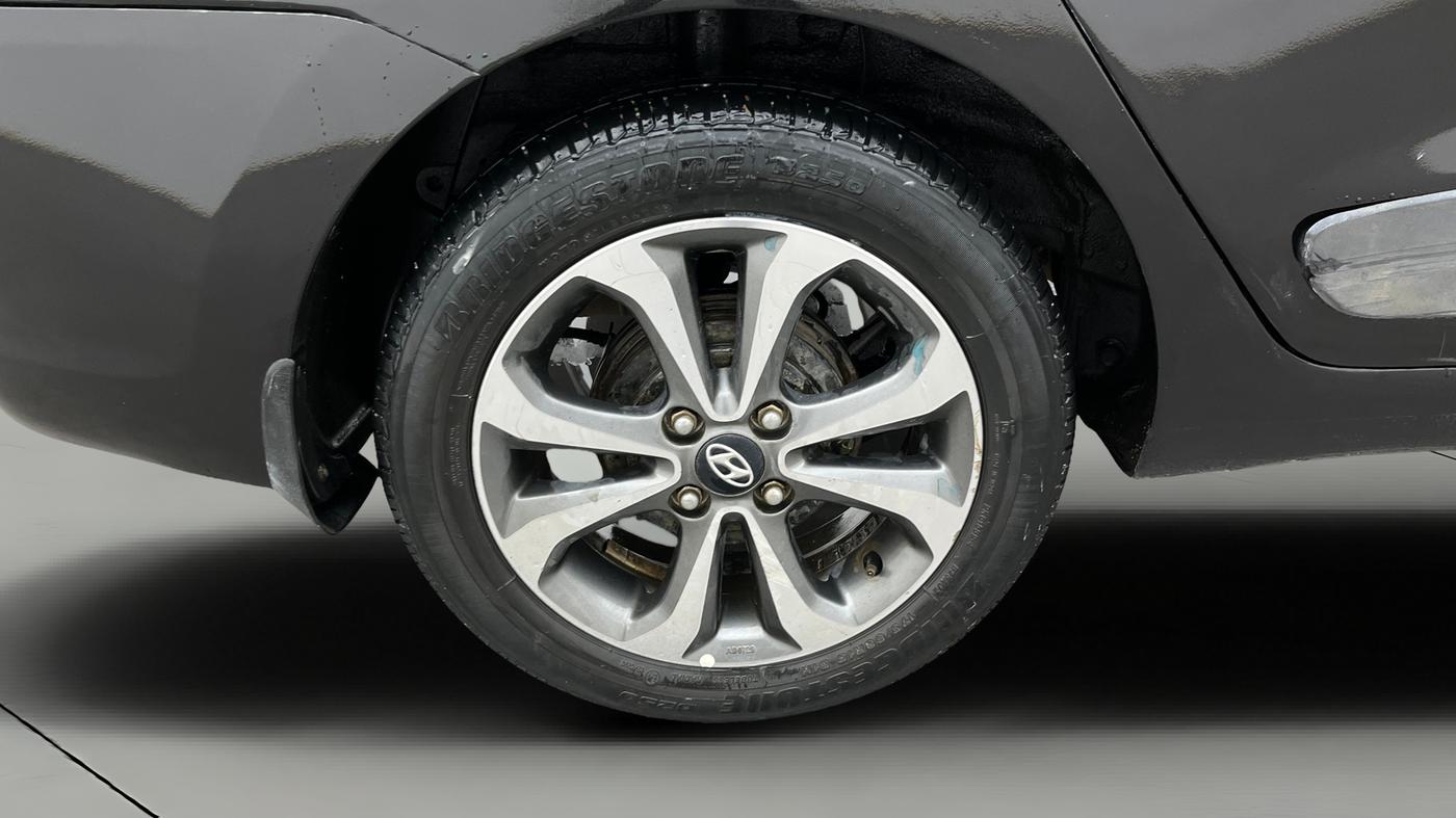 2015 Hyundai Xcent SX 1.2, Petrol, Manual, 1,18,950 km, Right Rear Wheel