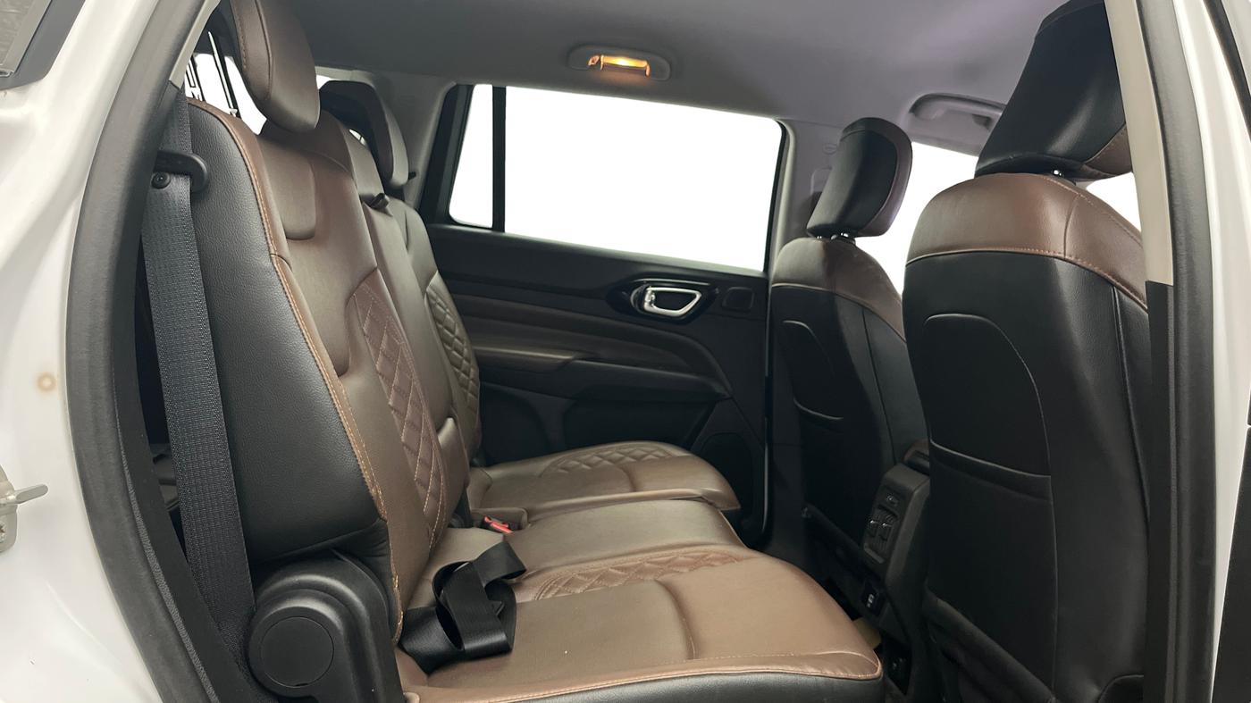 2022 Jeep MERIDIAN LIMITED 4X2 MT, Diesel, Manual, 64,272 km, Right Side Rear Door Cabin