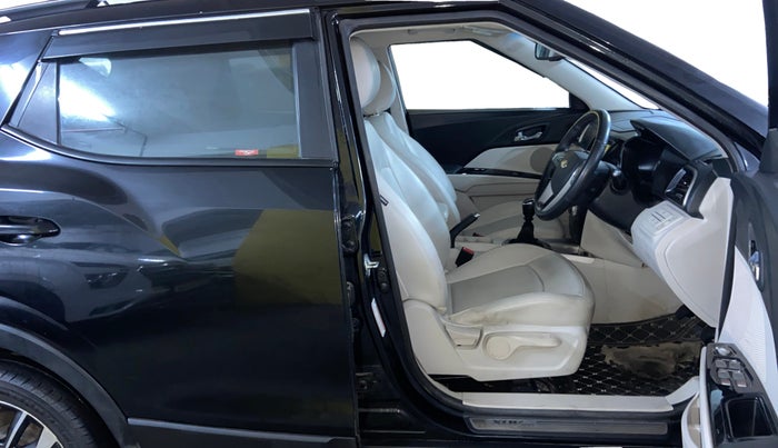 2021 Mahindra XUV300 W8 (O) 1.5 DIESEL, Diesel, Manual, 75,937 km, Right Side Front Door Cabin