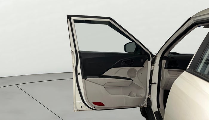 2023 Mahindra XUV300 W6 1.2 PETROL AMT, Petrol, Automatic, 39,599 km, LHS Front Door