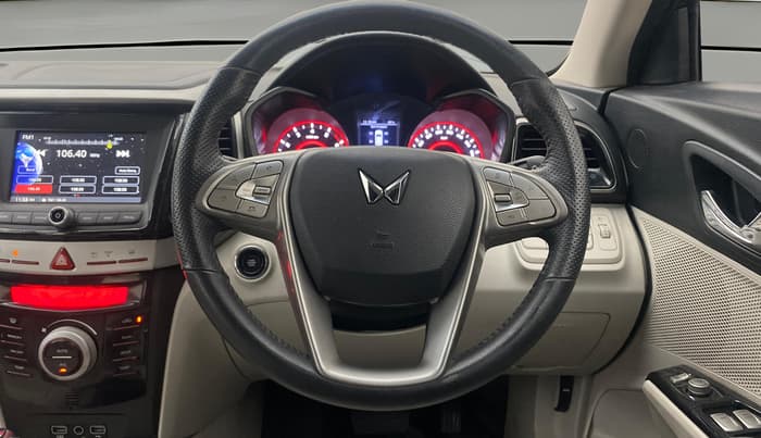 2022 Mahindra XUV300 W8 (O) 1.2 PETROL AMT, Petrol, Automatic, 1,19,785 km, Steering Wheel Close Up