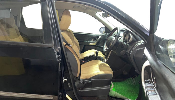 2019 Mahindra XUV500 W7, Diesel, Manual, 1,03,090 km, Right Side Front Door Cabin