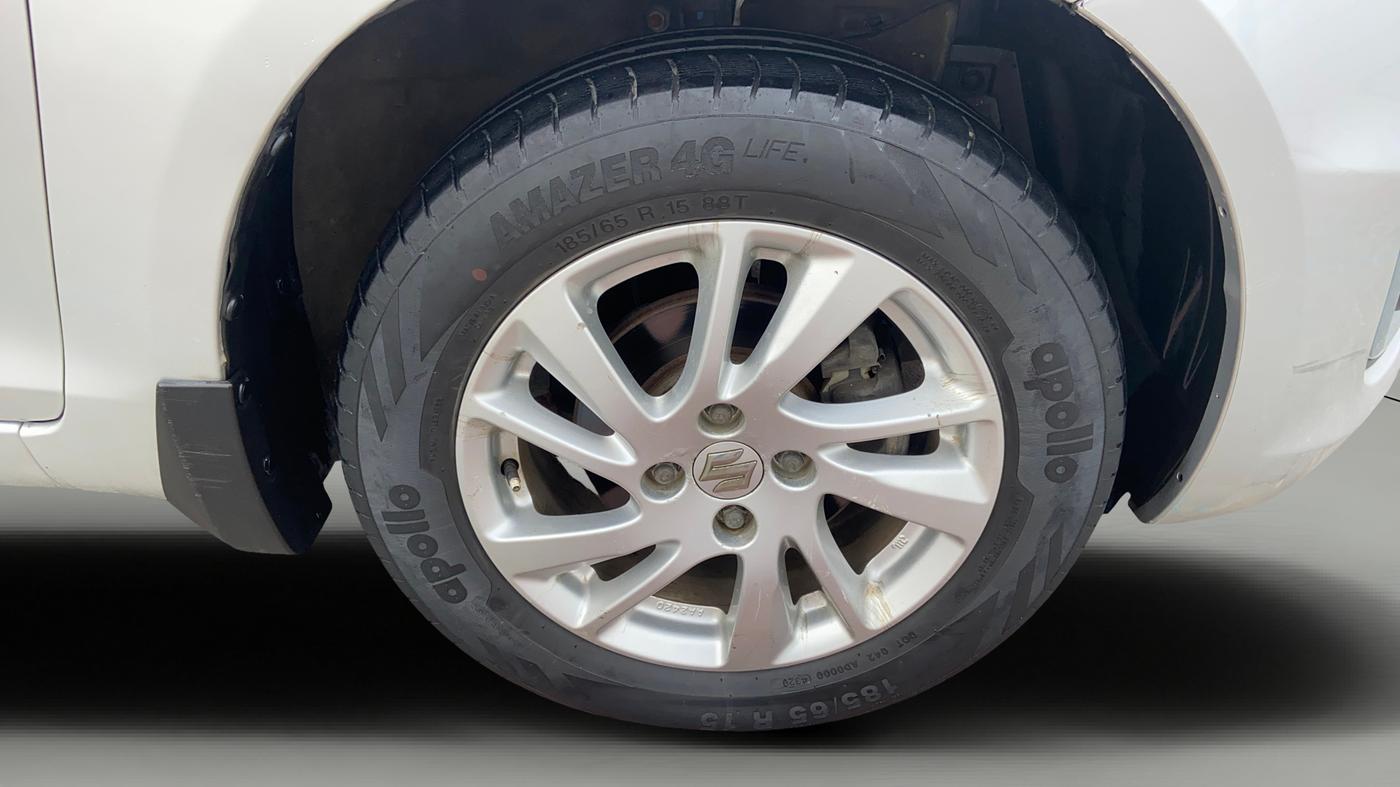2014 Maruti Swift ZDI, Diesel, Manual, 1,25,070 km, Right Front Wheel