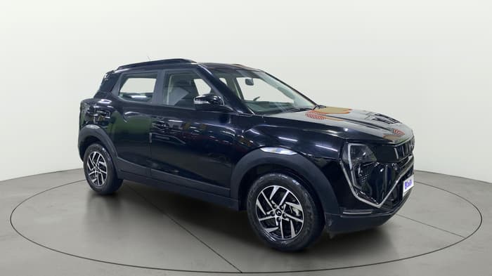 2026 Mahindra XUV 3XO AX5 1.2 L TCMPFI AT, Petrol, Automatic, 5,787 km, Right Front Diagonal