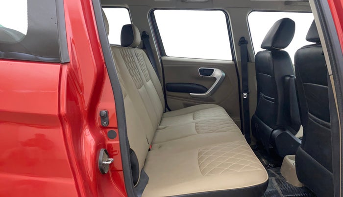 2018 Mahindra TUV300 T10, Diesel, Manual, 1,02,111 km, Right Side Rear Door Cabin